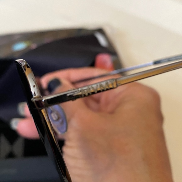 Join the MVMT Black Sunglasses - Picture 6 of 7